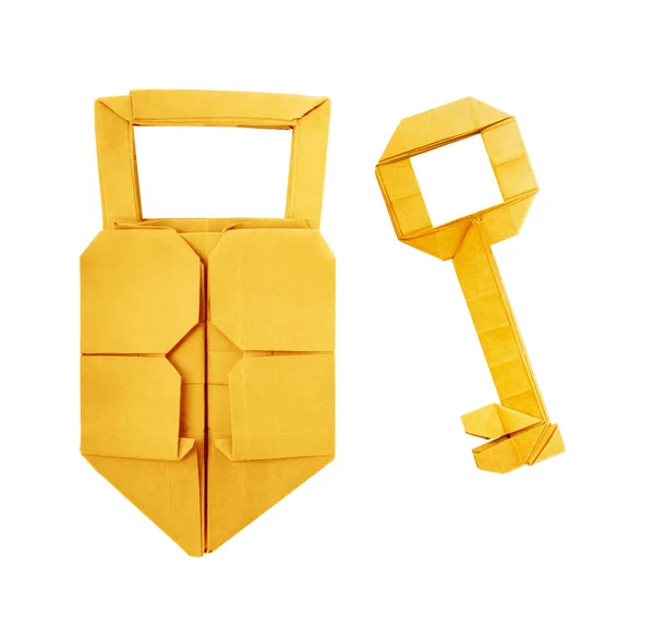 Papel origami candado dorado con llave aislada sobre un blanco Fotos de stock libres de derechos