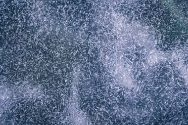 Buz tutmuş kış, soğuk mavi kuzey arkaplanlı.