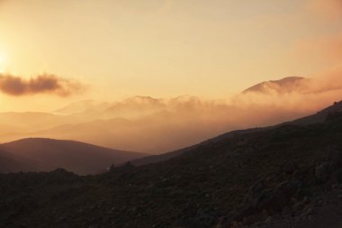 Dağ bulutlar günbatımı