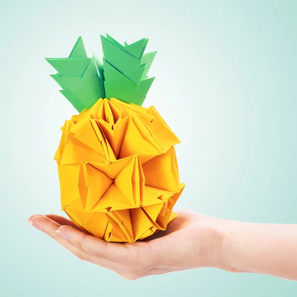 Origami ananas elde — Stok fotoğraf