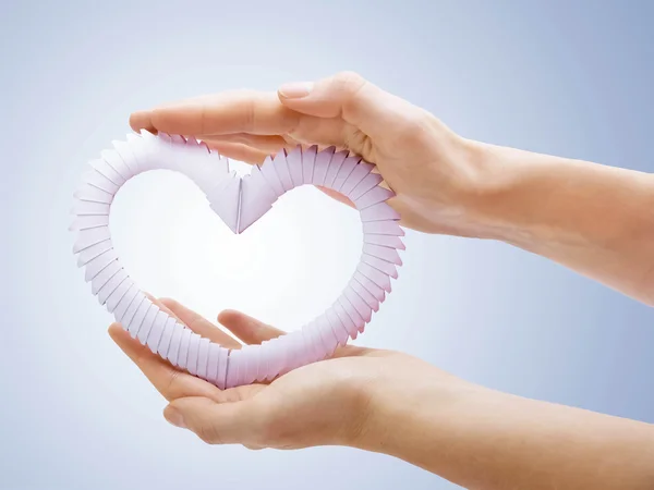 Corazón de San Valentín en la mano — Foto de Stock