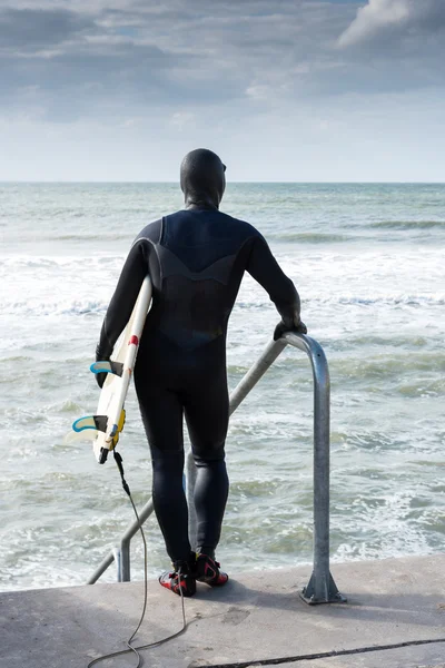 Surfista guardando il mare — Foto Stock