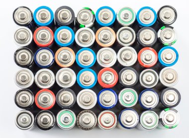 Beyaz arka plan üzerinde alkalin piller aa boyutu