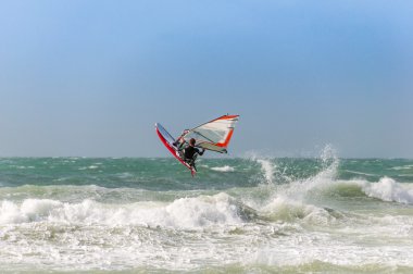 Dalga atlama windsurfer