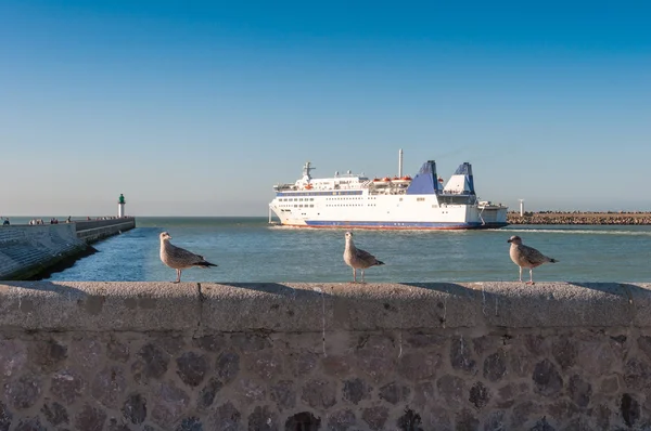 Ferryboat leaves port of Calais — Stock Photo, Image