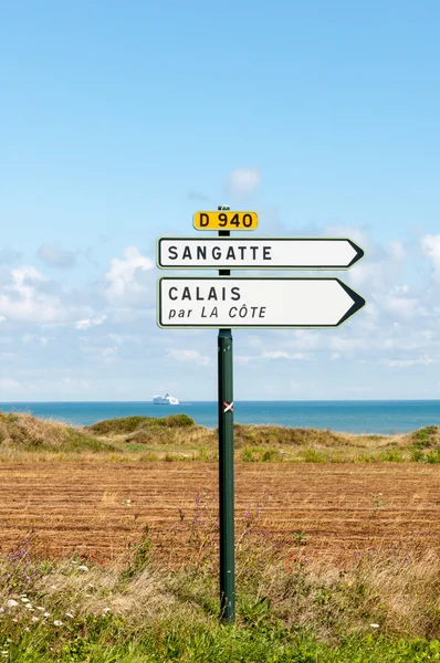 Sangatte y Calais señal de dirección — Foto de Stock