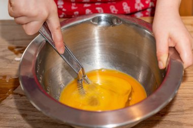 Kasede bir yumurta çırp.