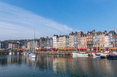 Honfleur, Fransa - 15 Nisan 2019: Honfleur Limanı, Fransa, Normandiya, eski liman havzasında geleneksel evler ve tekneler.