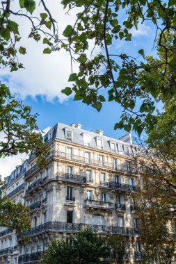 Paris, Fransa - 26 Ekim 2020: Paris, Fransa 'da Haussmann mimari binası