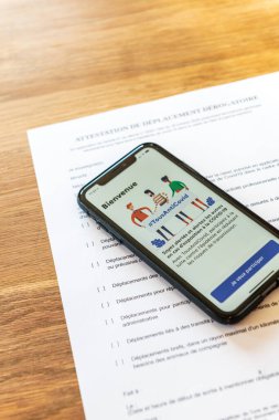 Paris, Fransa - 23 Ekim 2020: akıllı telefondan Tousanticovid uygulaması. Tousanticovid uygulaması Fransa 'daki tecridi desteklemek için Fransız hükümeti tarafından geliştirildi.