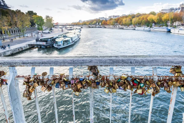 Parigi Francia Ottobre 2020 Lucchetti Una Recinzione Parigi Gli Amanti — Foto Stock