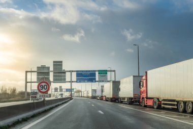Calais, Fransa - 17 Aralık 2020: Brexit yaklaşırken, Kanal Tüneli girişindeki kamyon hatları