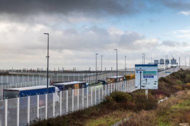 Calais, Fransa - 17 Aralık 2020: Brexit yaklaşırken, Kanal Tüneli girişindeki kamyon hatları