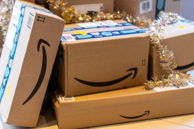 Amazon paketleri Noel ağacının dibine bırakılmış.