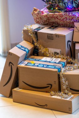 Amazon paketleri Noel ağacının dibine bırakılmış.