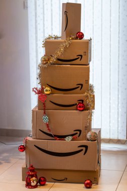 Lille, Fransa - 18 Aralık 2020: Amazon paketlerinden yapılmış Noel ağacı