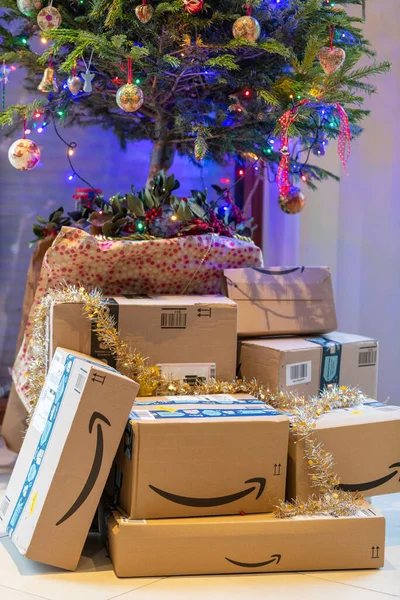 Amazon Paketleri Noel Ağacının Dibine Bırakılmış — Stok fotoğraf