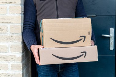 Lille, Fransa - 18 Aralık 2020: İnsan Amazon sitesinden sipariş edilen Amazon Prime paketini teslim eder