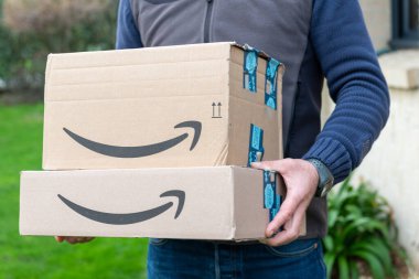Lille, Fransa - 18 Aralık 2020: İnsan Amazon sitesinden sipariş edilen Amazon Prime paketini teslim eder