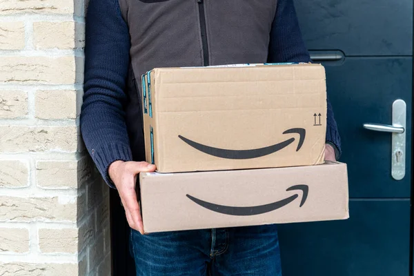 Lille France Décembre 2020 Homme Livre Pack Amazon Prime Commandé — Photo