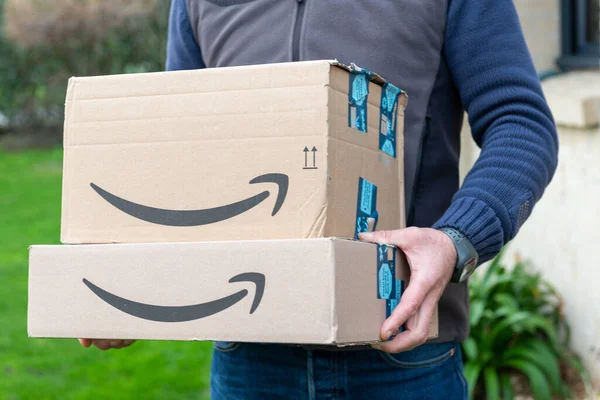 Lille France Décembre 2020 Homme Livre Pack Amazon Prime Commandé — Photo