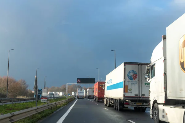 프랑스 2020 공사가 가까워 지면서 입구에 줄지어 트럭들 — 스톡 사진