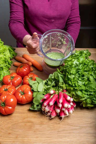 Veganská Žena Dělá Zeleninový Džus Detox — Stock fotografie