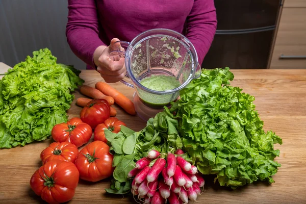 Vejetaryen Kadın Detoks Için Sebze Suyu Yapıyor — Stok fotoğraf