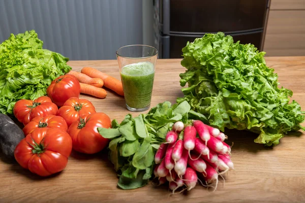 Wanita Vegetarian Membuat Jus Sayuran Untuk Detox — Stok Foto