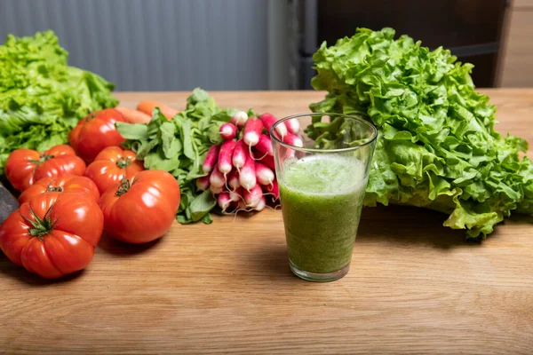 Vejetaryen Kadın Detoks Için Sebze Suyu Yapıyor — Stok fotoğraf