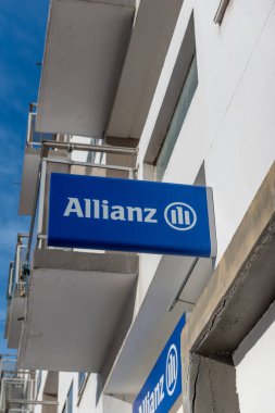 Paris, Fransa - 10 Şubat 2019: Allianz Sigorta logosu ve ofis finans hizmetleri acentesi önünde metin imzası
