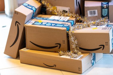 Lille, Fransa - 18 Aralık 2020: Amazon paketleri Noel ağacının dibine bırakıldı