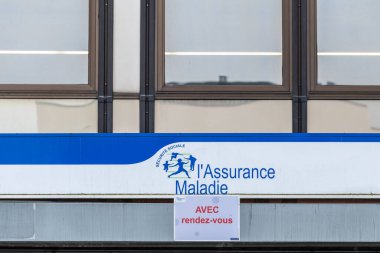 Calais, Fransa - 13 Ocak 2020: Sosyal güvenlik işareti. Sigorta şirketi Maladie, Fransa 'da emekliliği, ailesi ve iş kazası olan dört şubeden biri.