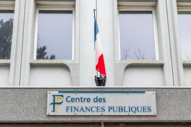 Calais, Fransa - 13 Ocak 2020: Fransız kamu maliyesi logosu. Kamu Finansmanı, Ekonomi ve Maliye Bakanlığı bünyesinde Fransız Merkez Kamu İdaresi 'nin bir koludur.