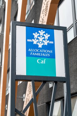 Calais, Fransa - 13 Ocak 2020: Caisse tahsisatları aile logosu Aile Harçlıkları Fonu için CAF bina acentesinin amblemi