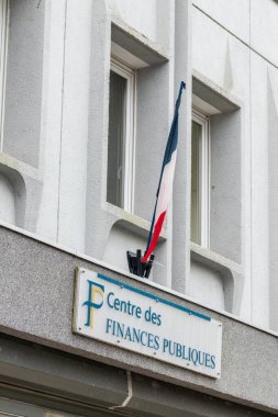 Calais, Fransa - 13 Ocak 2020: Fransız kamu maliyesi logosu. Kamu Finansmanı, Ekonomi ve Maliye Bakanlığı bünyesinde Fransız Merkez Kamu İdaresi 'nin bir koludur.
