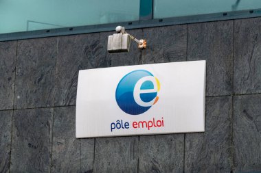 Calais, Fransa - 13 Ocak 2020: Bir binanın Polonyalı işveren logosu. Polonyalı işveren, işsiz insanları kaydeden bir Fransız devlet dairesi.