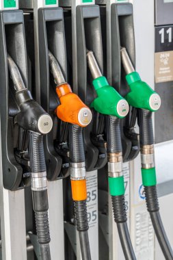 15 Ocak 2021, Paris, Fransa: Renault bayilik tabelası. Otomobil istasyonu bayii tabelasının metin ve logosu.