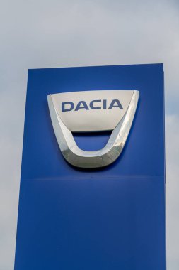 15 Ocak 2021, Paris, Fransa: Renault bayilik tabelası. Otomobil istasyonu bayii tabelasının metin ve logosu.