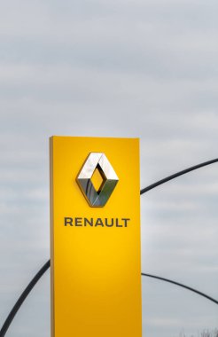 15 Ocak 2021, Paris, Fransa: Renault bayilik tabelası. Otomobil istasyonu bayii tabelasının metin ve logosu.