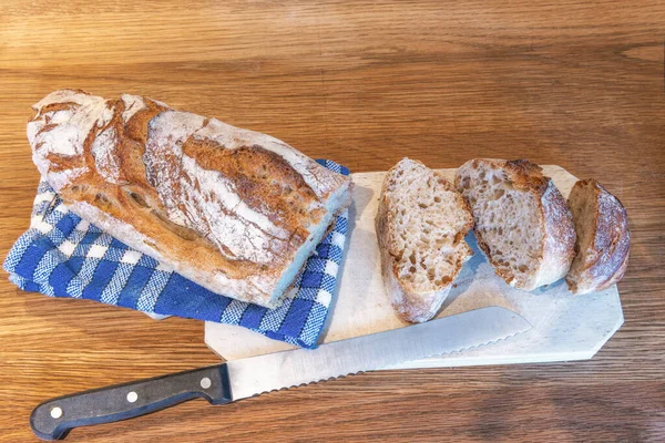 Traditioneel Frans Brood Een Houten Plank Met Mes — Stockfoto