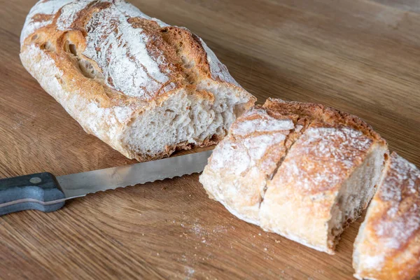 传统的法国面包 用刀叉在木板上 — 图库照片