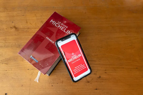 Париж Франция Января 2020 Red Michelin Guide Book Smartphone Application — стоковое фото