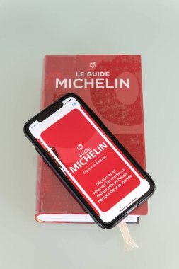 Paris, Fransa - 15 Şubat 2021 - Red Michelin rehber kitabı ve restoranları eleştiren akıllı telefon uygulaması.