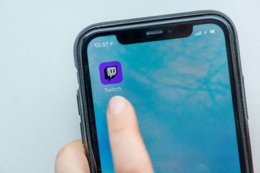 Paris, Fransa - 18 Marsh 2021: Akıllı telefonundaki seğirme uygulamasını kullanan genç kadın