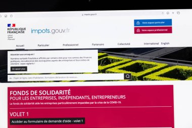 Paris, Fransa - 07 Nisan 2021: Bir bilgisayarda Fransız vergi web sitesi. Fransızlar gelir vergisi iadelerini İnternet 'te yayınlamaya davet edildiler