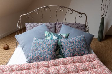 Dekorasyon: saçağın altındaki yatak odası doğal ışık ve deniz mahsulü zemin