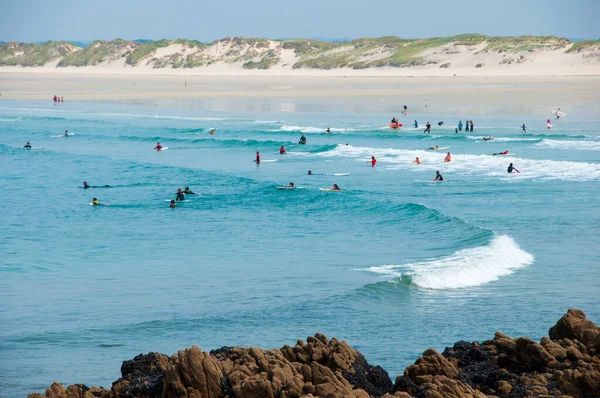 Surfeurs Sur Une Plage Bretonne France — Photo