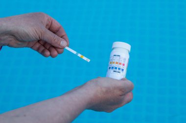 Özel bir yüzme havuzunun pH 'ını kontrol et.