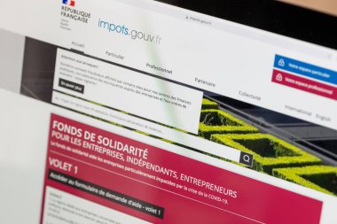 Paris, Fransa - 07 Nisan 2021: Bir bilgisayarda Fransız vergi web sitesi. Fransızlar gelir vergisi iadelerini İnternet 'te yayınlamaya davet edildiler